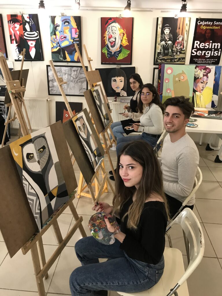 Çağatay Sanat Akademi atölyesinde şövaleler önünde resim çalışan öğrencile